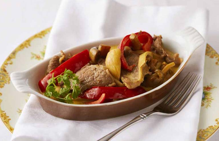 猪モモ肉とキノコのストロガノフ カレー風味