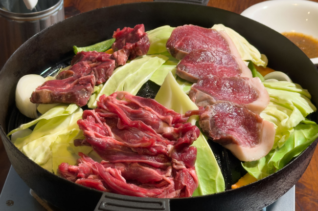 ジンギスカン鍋の上で鹿とヒグマを食べ比べ。焼いてもらうジビエの新体験「サクパマタパ」北海道函館市