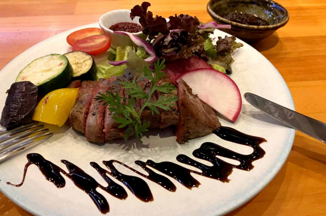 驚きの食感の鹿モモ肉のステーキは必食！ ランチもディナーもカジュアルにジビエを楽しめる「地元酒場 あじと」神奈川県鎌倉市