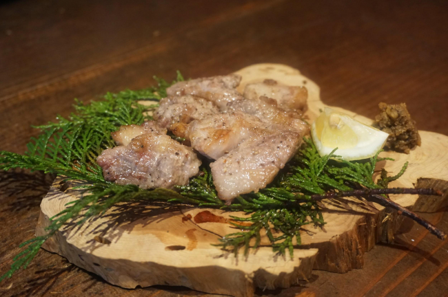 山賊のご馳走をイメージした豪快ジビエ料理「おでんと山賊焼き 猪頭」