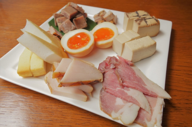 まぐろ料理専門店オーナーと脱サラ店長が開店した“唯一無二”の猪肉バル 「和酒×くんせい=バル シシニイク」
